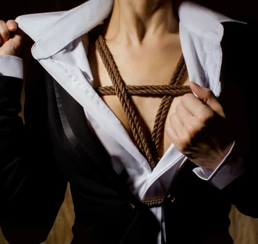 Brustbondage, Artikelbild