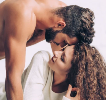 CFNM (clothed female, naked man), Artikelbild