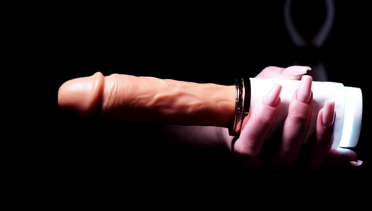 Großer Dildo für die Selbstbefriedigung per Fickmaschine