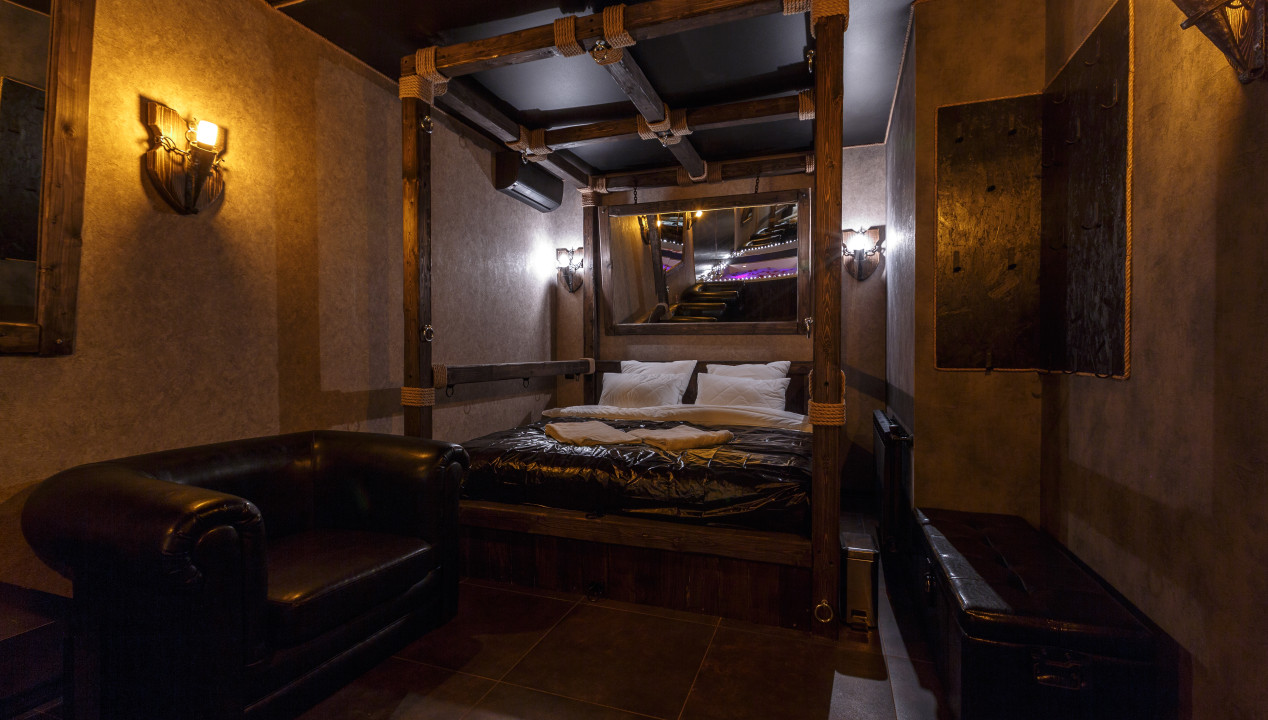 BDSM Spielzimmer Spielwiese Bett