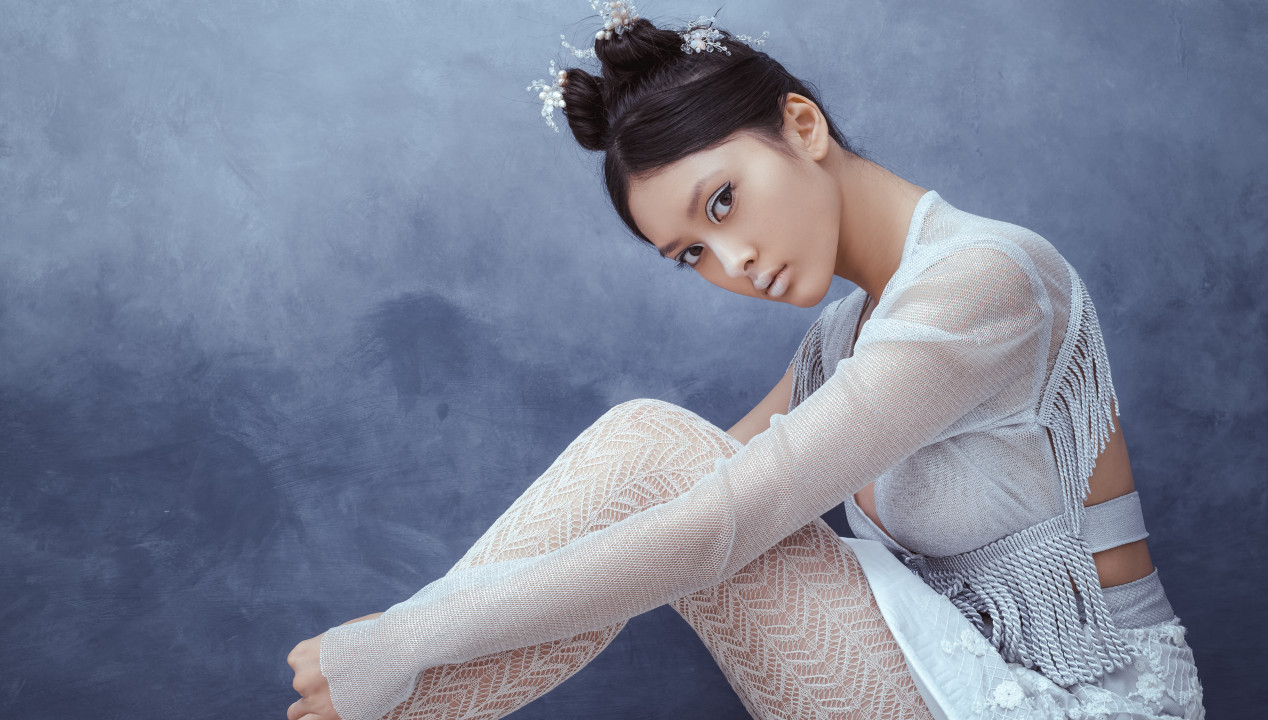 Japanese Porn - sexy Frau in weißem Outfit