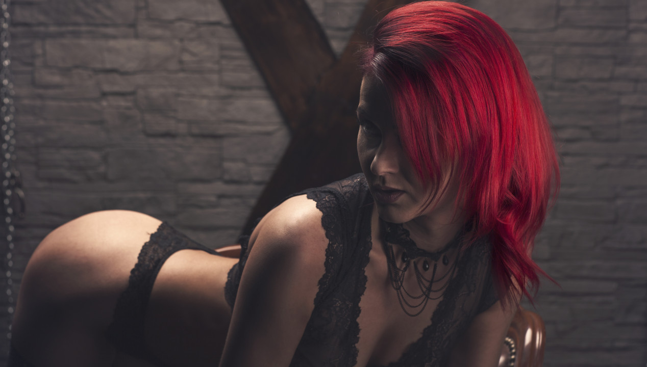 Ehehure Wifesharing Devotion rothaarige Frau in schwarzer Lingerie