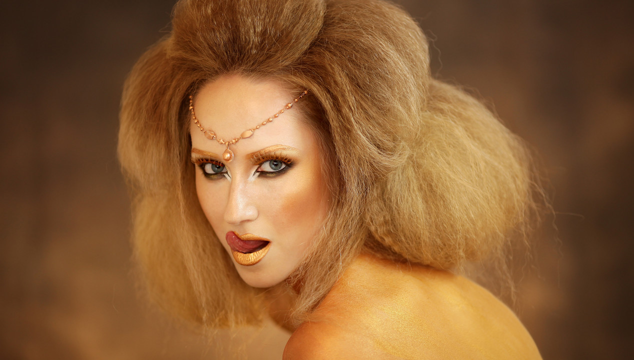 erotisches Dating im Karneval Public Sex sexy Löwenfrau