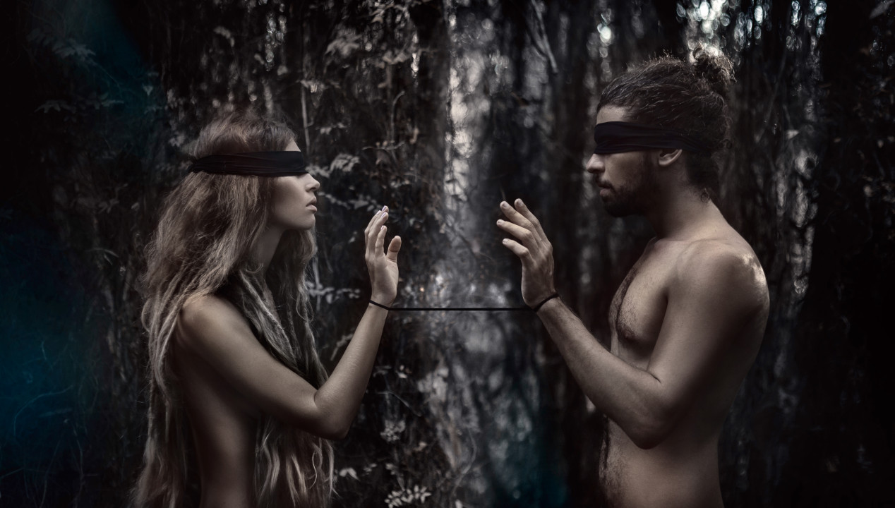 Sexy nacktes Pärchen Wald verbundene Augen Mutprobe