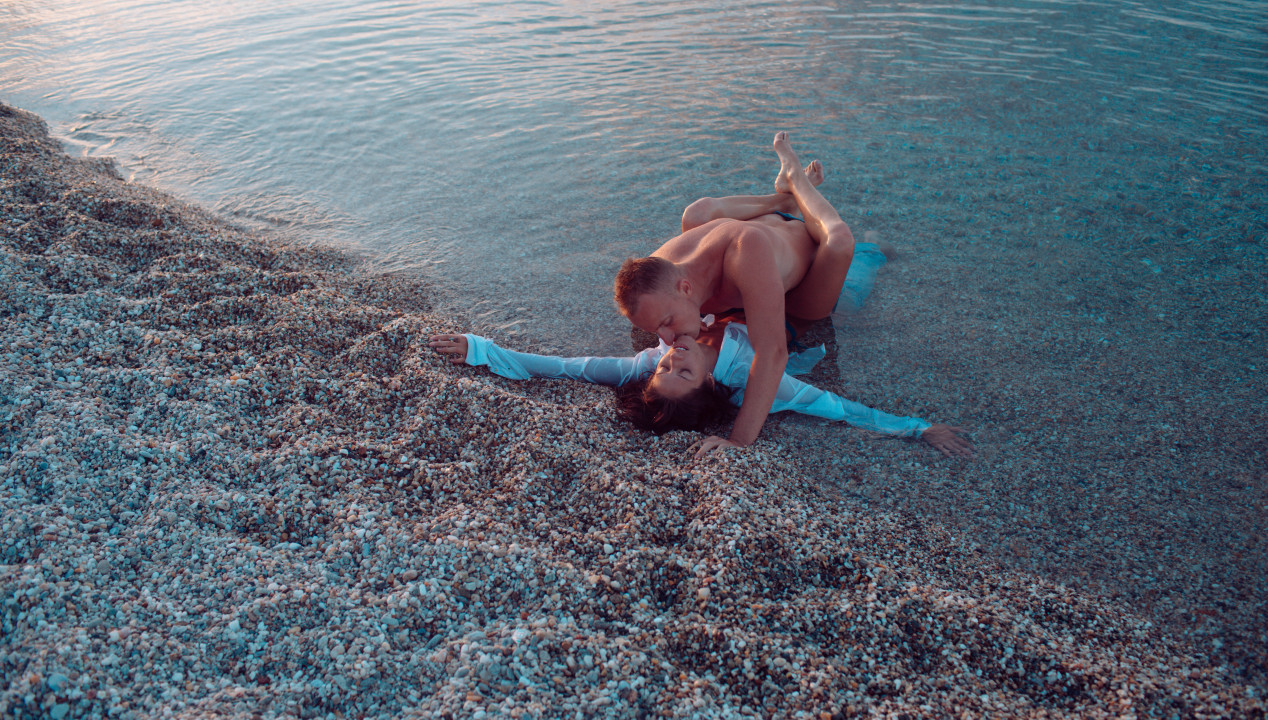 Pärchen beim Sex im Wasser