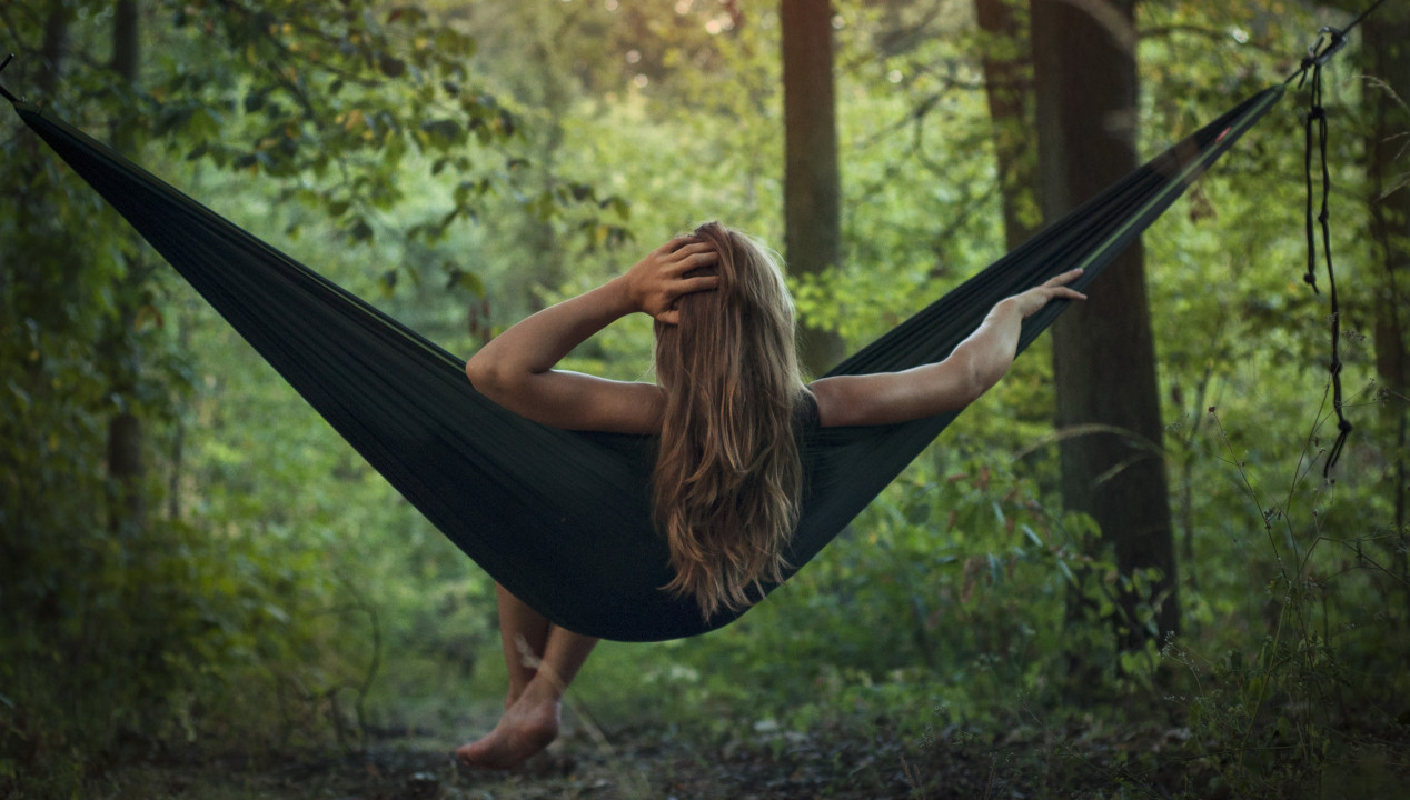 Gangbang & Catering: Nele versorgt Papas Freunde am Vatertag, Artikelbild