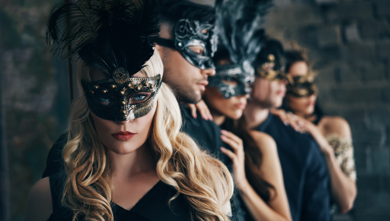 Gruppe Freunde Swinger Partnertausch offene Beziehung Karneval Masken