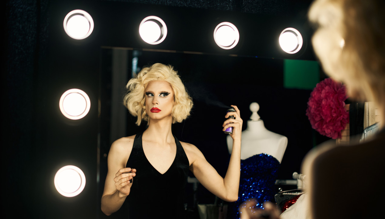 blonde Dragqueen Vorbereitung Drag-Show