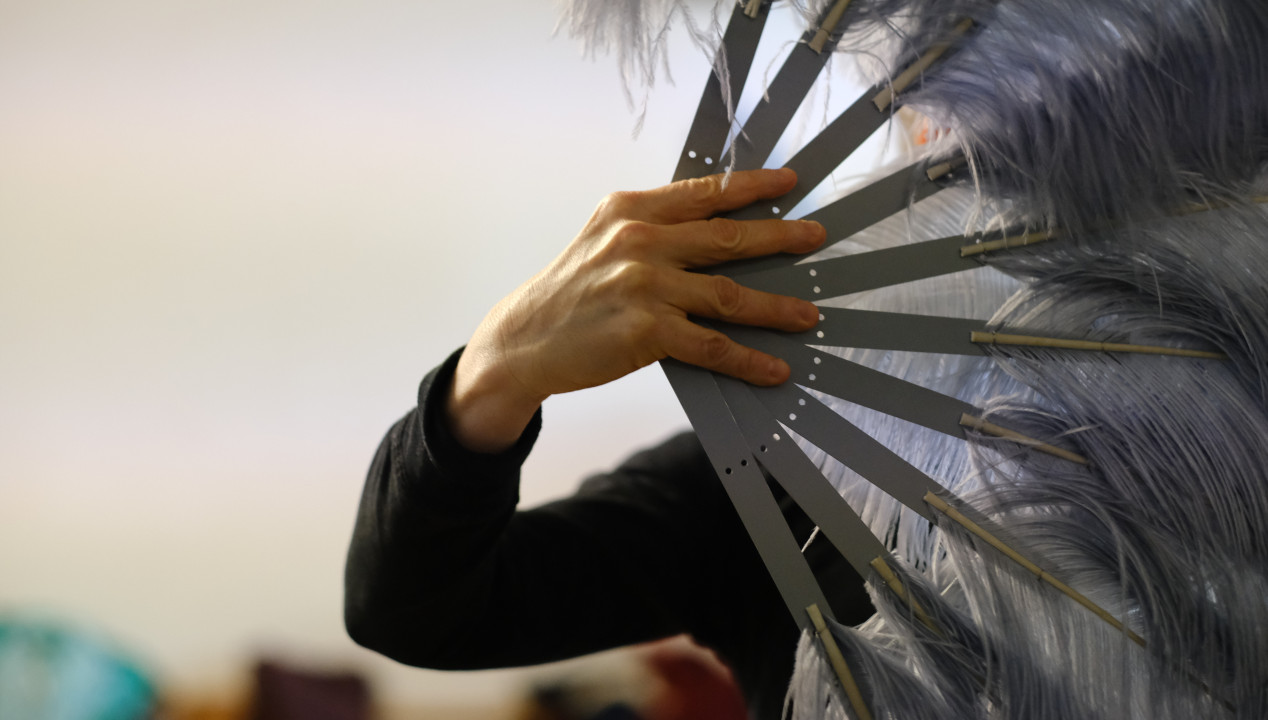 Burlesque Tänzer Paris Hand mit Federfächer