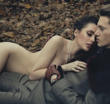 CMNF (clothed man, naked female), Artikelbild