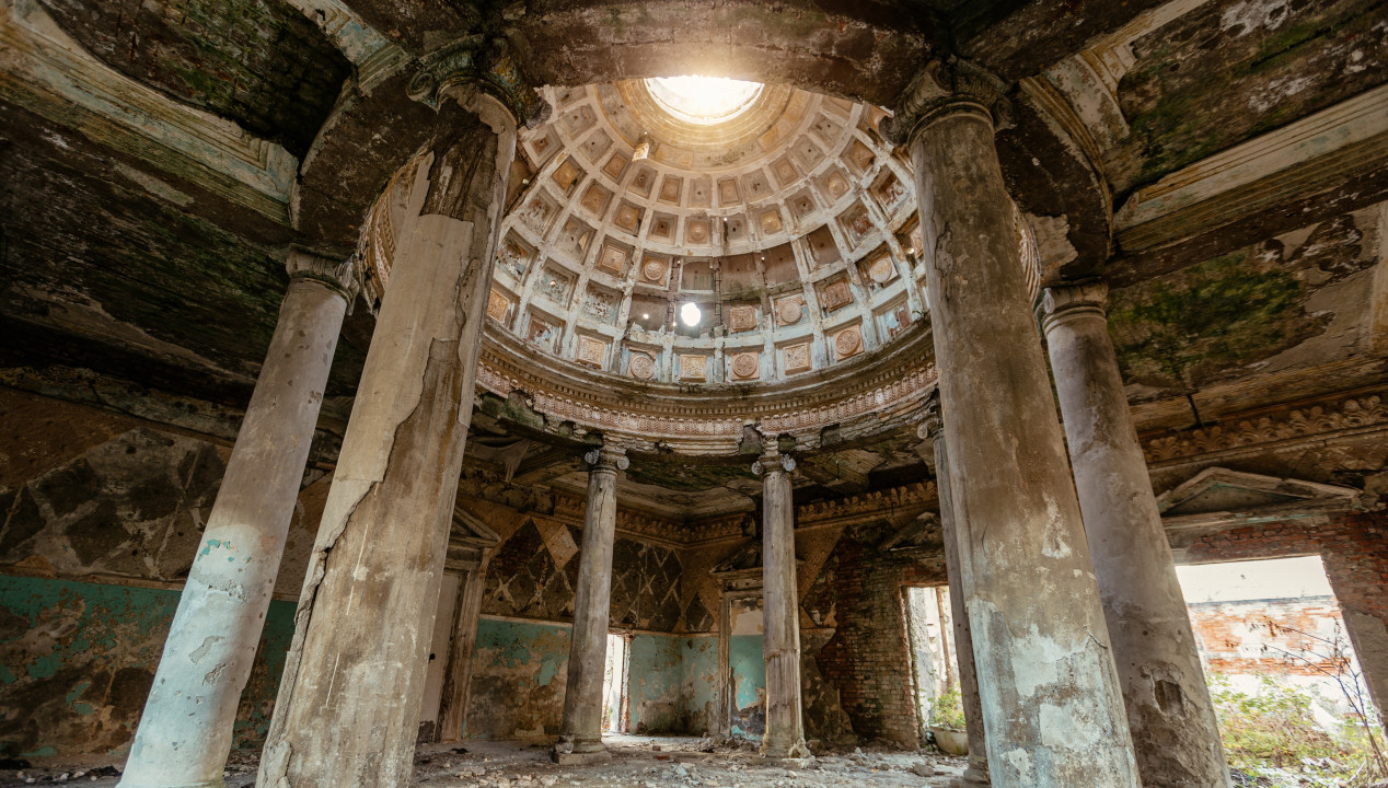 Lost Place Ruine alter kaputter Palast Säulen Dom