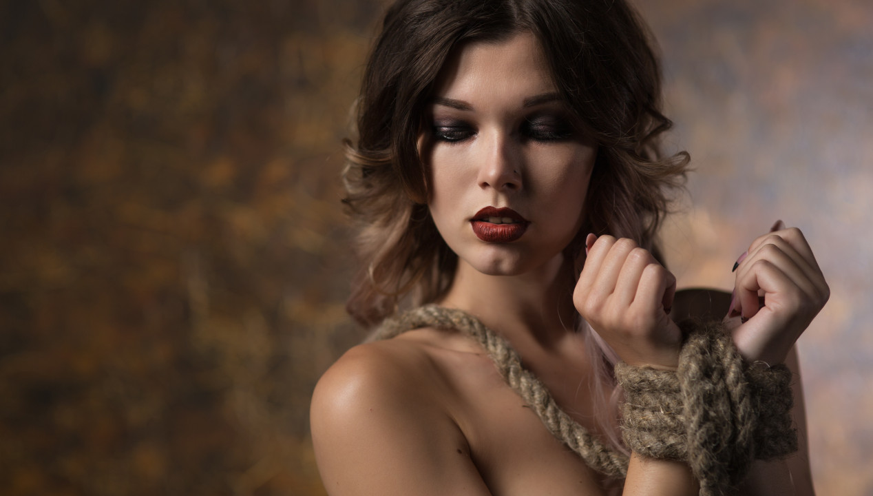 sexy Frau BDSM Bondage mit Seil softe Augen