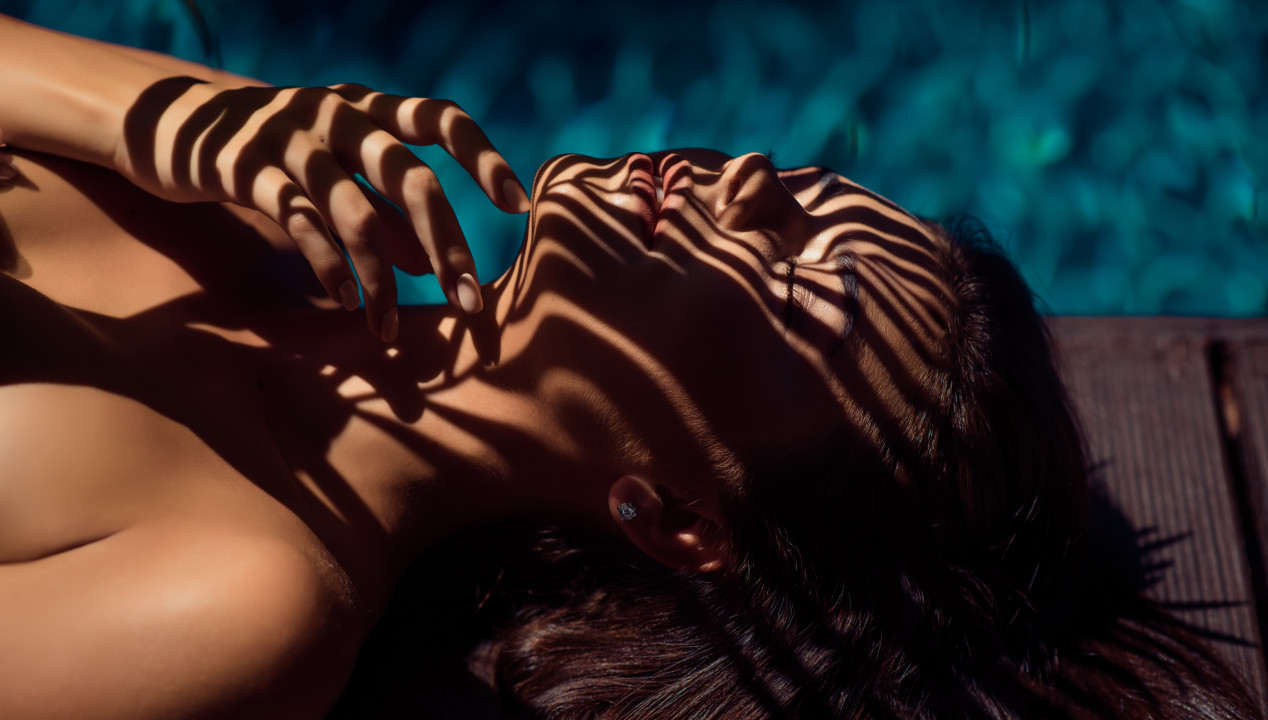 Sexy Frau Gesicht Blatt Schatten Pool ATM Ass to Mouth