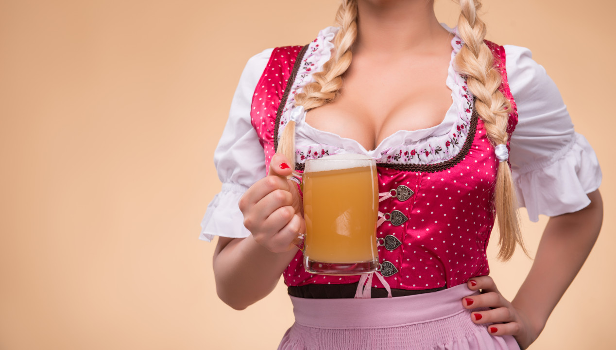 Sexy junge Frau Oktoberfest Dirndl Bier