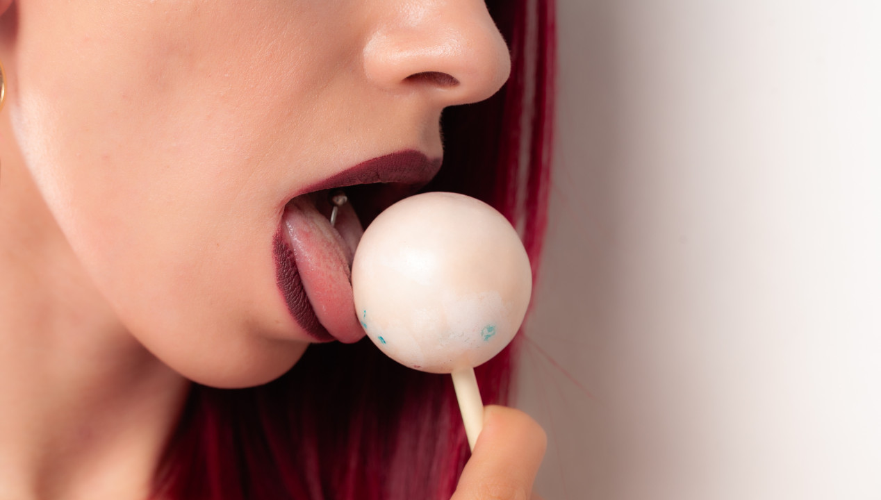 Deutsche Blowjob-Pornostars Lippen Süßigkeiten Lolli lutschen Zungenpiercing