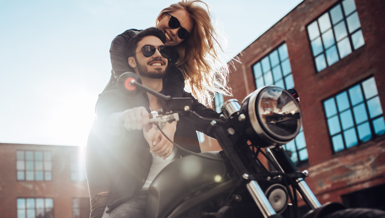 Sexy Biker Paar fährt auf einer erotischen Sightseeing-Tour durch Hamburg