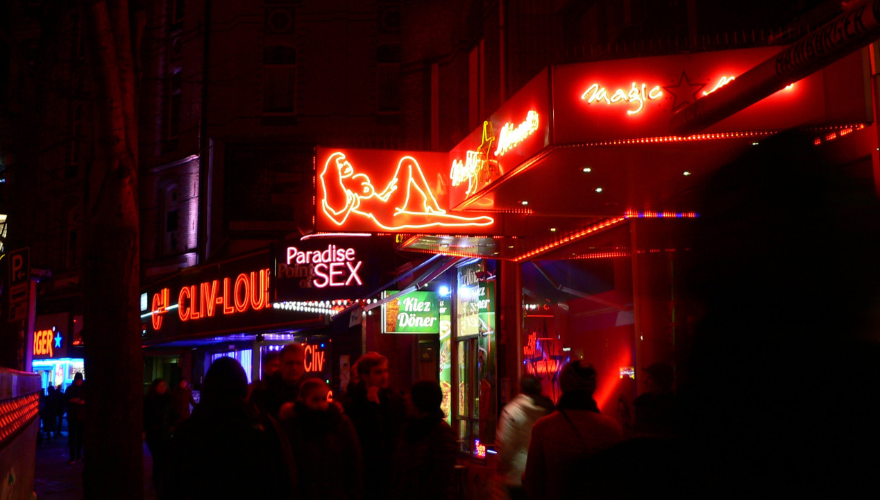 Touristen schlendern über die nächtliche Reeperbahn in Hamburg