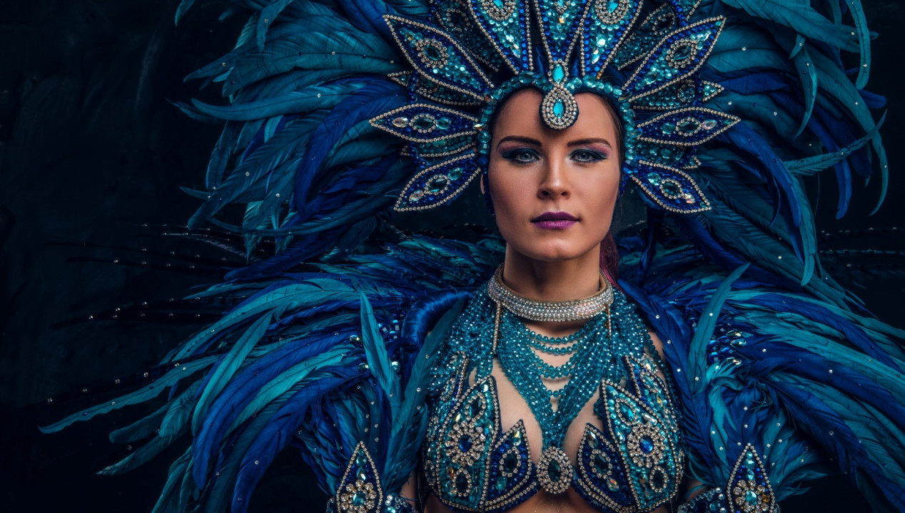 brasilianische Tänzerin posiert für Camsex beim Karneval