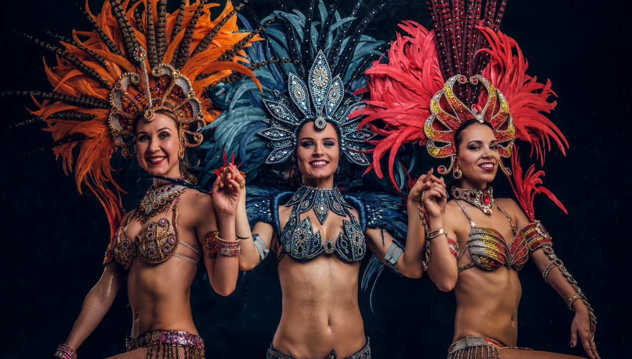 Drei brasilianische Tänzerinnen zeigen sich für Camsex an Karneval vor der Kamera